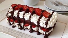 Dankek Islak Kek’le Bol Kremalı Çilekli Pasta