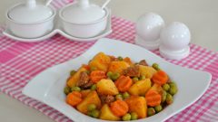 Etli Bezelyeli Patates Yemeği