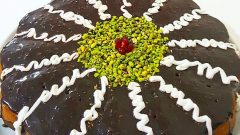 İki Renkli Çikolata Soslu Kek