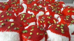 Çilek Soslu Sultan Tatlısı