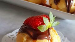 Karamelli Profiterol