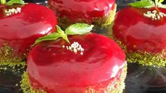 Vişnesoslu Minik Pasta