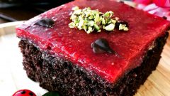 Çilekli Bol Çikolatalı Kek