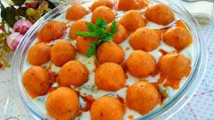 Yoğurtlu Semizotu Yatağında Patatesli Köfte