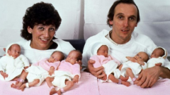 Aile Altız Bebekleriyle Fotoğraf Çektirdi 30 Yıl Sonra Kız Kardeşler Bakın Ne Hale Geldi