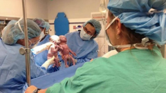 Ebe Bebeklere Bakınca Gülmeye Başladı Anne Gerçeği Sonradan Fark etti