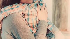 Ölmek üzere olan çocuğun annesine vedası herkesi ağlattı