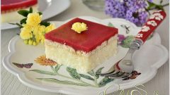 Çilek Pelteli Hindistan Cevizli Sütlü Tatlı