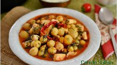 Bulgur Köfteli Arpacık Soğanlı Tavuk Yahni