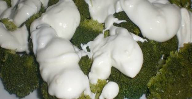 Brokoli ve Yoğurdu Birlikte Yedi, Midesi Birden Harekete Geçti ve… Sonrasında bakın neler oldu